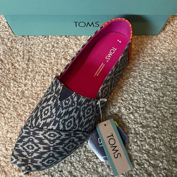 NWT Toms navy ikay diamond print, size 8 - Picture 3 of 6